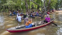 Pasar Apung yang dikelola oleh komunitas budaya bersama Balai Pelestarian Kebudayaan (BPK) Wilayah V tersebut menyediakan jajanan lokal dari pelaku UMKM setempat yang dibuka beberapa hari setelah kawasan itu terendam banjir luapan Sungai Batanghari.