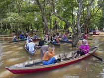 Menikmati Wisata Pasar Apung saat Banjir di Muaro Jambi
