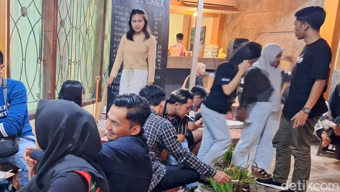 Wisatawan yang hendak ke Kawah Ijen naik DAMRI bayar Rp 27 ribu.