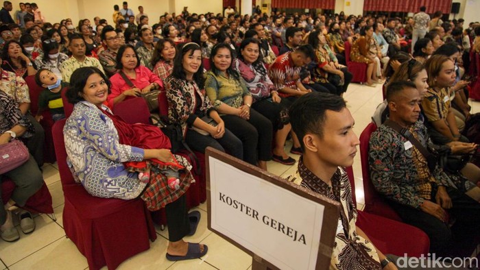 Keluarga Maruarar Sirait menggelar ibadah syukur di tahun 2024. Sebanyak 1.000 koster gereja turut menghadiri ibadah syukur ini.