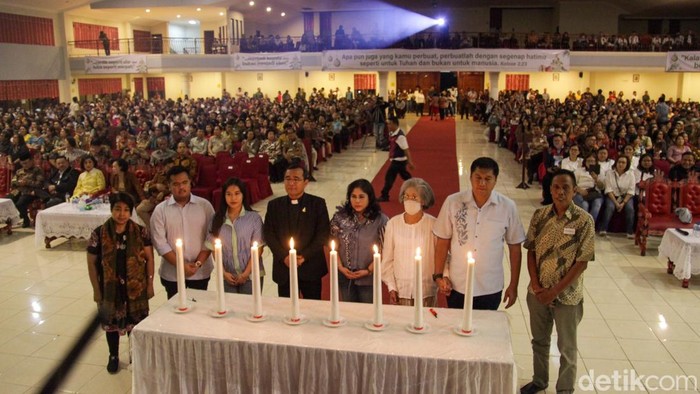 Keluarga Maruarar Sirait menggelar ibadah syukur di tahun 2024. Sebanyak 1.000 koster gereja turut menghadiri ibadah syukur ini.