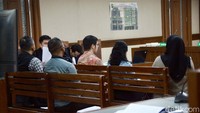 Para saksi tersebut memberikan keterangan di hadapan hakim.