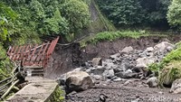 Untuk pembersihan dan perbaikan akses, pihak pengelola untuk sementara waktu menutup jalur wisata Air Terjun Madakaripura.