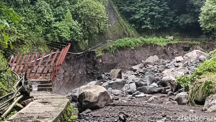 Air Terjun Madakaripura ditutup dampak banjir dan longsor Air Terjun Madakaripura ditutup dampak banjir dan longsor