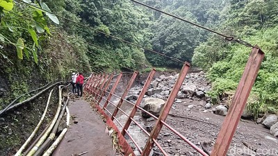 Diterjang Banjir dan Longsor Jalur Wisata Air Terjun Madakaripura Putus