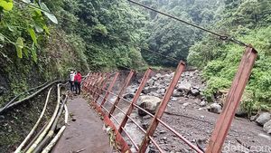 Diterjang Banjir dan Longsor Jalur Wisata Air Terjun Madakaripura Putus
