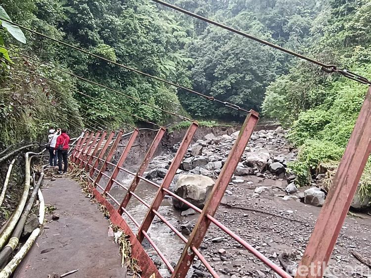 Diterjang Banjir dan Longsor Jalur Wisata Air Terjun Madakaripura Putus