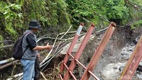 Ada 3 titik akses jalan menuju wisata Air Terjun Madakaripura Desa Negororejo, Kecamatan Lumbang, longsor sepanjang 300 meter atau tepatnya, mulai petilasan Patih Gajah Mada.