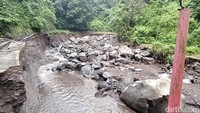 Kondisi jalur lereng Gunung Bromo menuju air terjun Madakaripura yang diterjang longsor.