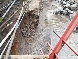 Ratusan Warga Kesulitan Air Bersih Imbas Banjir-Longsor Madakaripura