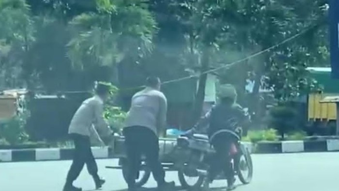 AKBP Dhovan menyorong tukang becak
