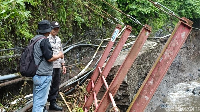 akses jalan menuju wisata air terjun Madakaripura putus setelah diterjang banjir bandang dan longso