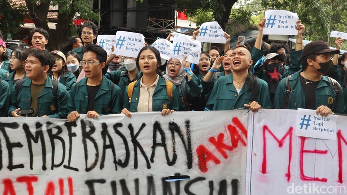 Aksi mahasiswa di depan Gedung Rektorat ITB