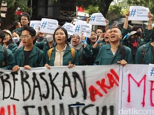 Protes Bayar UKT Via Pinjol, Mahasiswa ITB Geruduk Gedung Rektorat