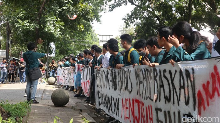 Aksi mahasiswa di depan Gedung Rektorat ITB
