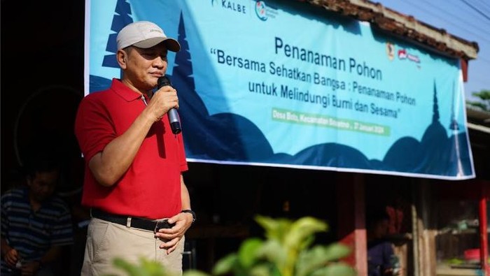 PT Kalbe Farma Tbk (Kalbe) berkolaborasi dengan Pemerintah Kabupaten Wonogiri, Jawa Tengah melakukan penanaman pohon di wilayah Desa Boto, Wonogiri, Jawa Tengah, Sabtu (27/1/2024).