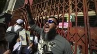 Para aktivis menganggap adu banteng merupakan penyiksaan terhadap hewan.