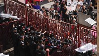 Aktivis hewan memprotes kembalinya adu banteng di Plaza Mexico, di Mexico City, Minggu (28/1/2024).