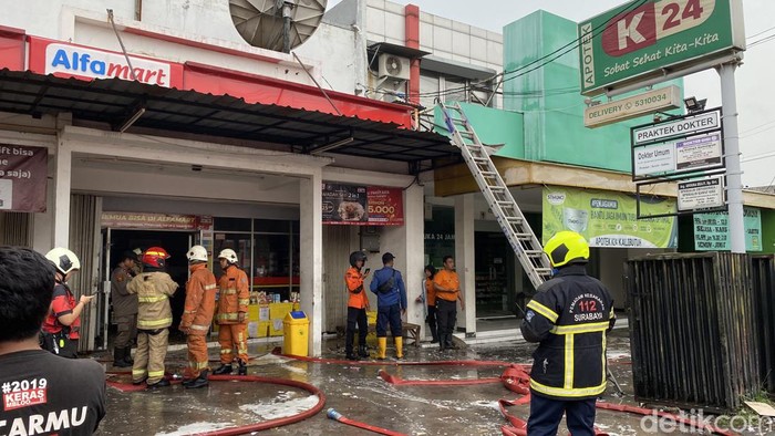 alfamart Jalan Kalibutuh Surabaya terbakar