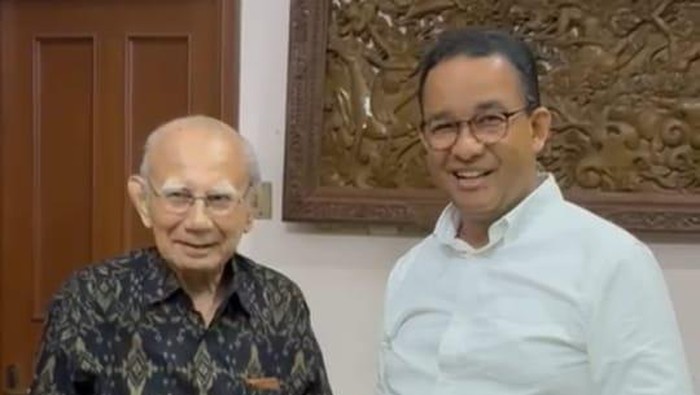Anies Baswedan bertemu ekonom senior Emil Salim. (Dok. Istimewa)