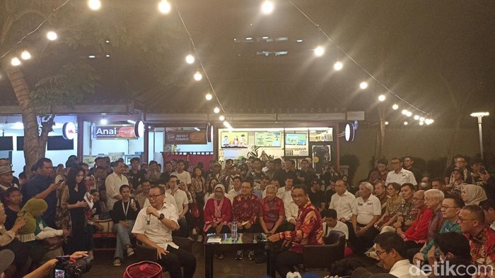 Anies Baswedan menghadiri perayaan imlek bersama KOMIT di kawasan Glodok Chinatown (Tiara Aliya/detikcom)