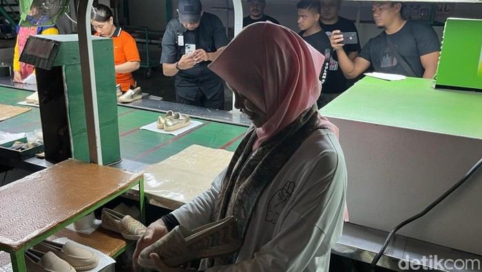 Atikoh di pabrik sepatu di Jombang (Annisa Aulia Rahim/detikcom)