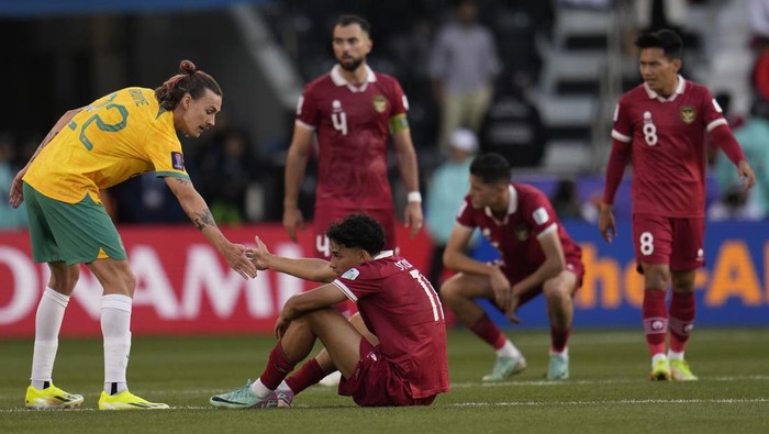 Australias Jackson Irvine, left, greets Indonesias Rafael William Struick at the end of the Asian Cup round of 16 soccer match between Australia and Indonesia at Jassim Bin Hamad Stadium in Doha, Qatar, Sunday, Jan. 28, 2024. (AP Photo/Aijaz Rahi)