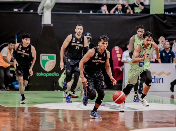 Avin Kurniawan di laga Pacific Caesar Surabaya vs Bima Perkasa Jogja di IBL 2024, Minggu (28/1/2024).