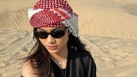 Di sela-sela memberikan dukungan ke Arhan, gadis yang akrab disapa Zize itu berwisata ke sebuah gurun pasir di Qatar. Qatar adalah salah satu negara Timur Tengah yang menjadikan gurun pasir sebagai daya tarik wisata. (Instagram/@azizahsalsha_)