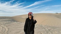 Whispers of the desert wind, tulis Zize di Instagram. Di gurun, pasir memang akan mengeluarkan suara seperti orang sedang berbisik-bisik ketika ditiup oleh angin kencang. (Instagram/@azizahsalsha_)