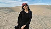 Dalam foto yang diunggah di Instagram, Zize tampak cantik mengenakan sorban sebagai penutup kepala. Wajahnya tampak segar dan ceria. (Instagram/@azizahsalsha_)