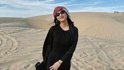 Foto: Cantiknya Azizah Salsha Bersorban di Gurun Pasir Qatar