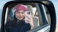 Zize tampak cantik selfie lewat kaca spion mobil. Salah satu aktivitas yang bisa dilakukan di gurun pasir adalah naik mobil offroad, lalu bertualang naik turun kontur gurun yang berbukit-bukit. Seru sekali! (Instagram/@azizahsalsha_)