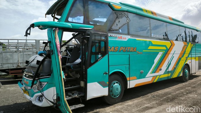 Bangkai bus pariwisata muat rombonga peziarah wali yang menabrak truk di Bungah, Gresik.