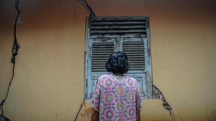 Pemilik rumah melihat kondisi rumahnya yang rusak akibat bencana pergerakan tanah di Kampung Jampang Jembatan, Lebak, Banten, Minggu (28/1/2024). Sebanyak 29 rumah di pemukiman tersebut mengalami kerusakan dan satu di antaranya ambruk akibat bencana pergerakan tanah yang terjadi sejak sebulan terakhir seiring dengan meningkatnya intensitas hujan dan hingga kini warga yang terdampak belum mendapat bantuan dari Pemerintah Daerah Kabupaten Lebak. ANTARA FOTO/Muhammad Bagus Khoirunas/nym.