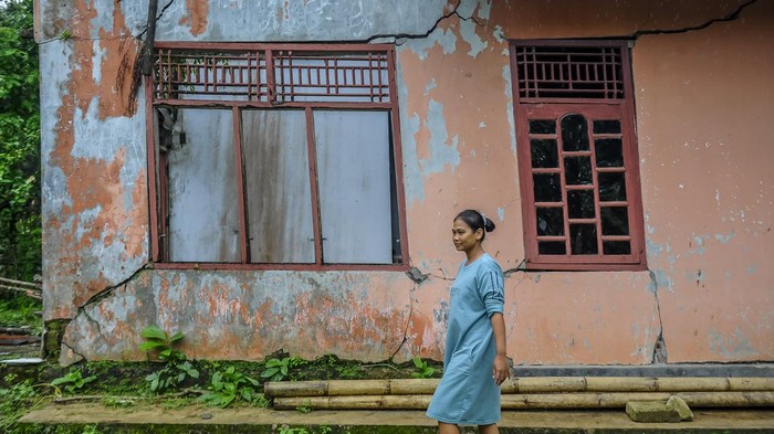 Pemilik rumah melihat kondisi rumahnya yang rusak akibat bencana pergerakan tanah di Kampung Jampang Jembatan, Lebak, Banten, Minggu (28/1/2024). Sebanyak 29 rumah di pemukiman tersebut mengalami kerusakan dan satu di antaranya ambruk akibat bencana pergerakan tanah yang terjadi sejak sebulan terakhir seiring dengan meningkatnya intensitas hujan dan hingga kini warga yang terdampak belum mendapat bantuan dari Pemerintah Daerah Kabupaten Lebak. ANTARA FOTO/Muhammad Bagus Khoirunas/nym.