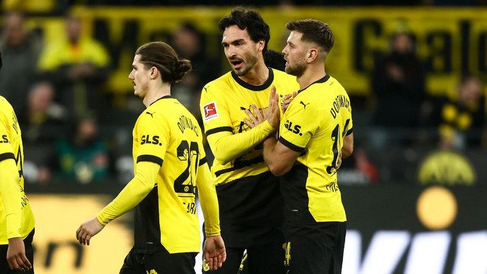 Dortmunds German forward #14 Niclas Fuellkrug (R) celebrates scoring the 3-1 goal with Dortmunds German defender #15 Mats Hummels (C) and Dortmunds Austrian midfielder #20 Marcel Sabitzer during the German first division Bundesliga football match between BVB Borussia Dortmund and VfL Bochum in Dortmund, western Germany on January 28, 2024. (Photo by LEON KUEGELER / AFP) / DFL REGULATIONS PROHIBIT ANY USE OF PHOTOGRAPHS AS IMAGE SEQUENCES AND/OR QUASI-VIDEO