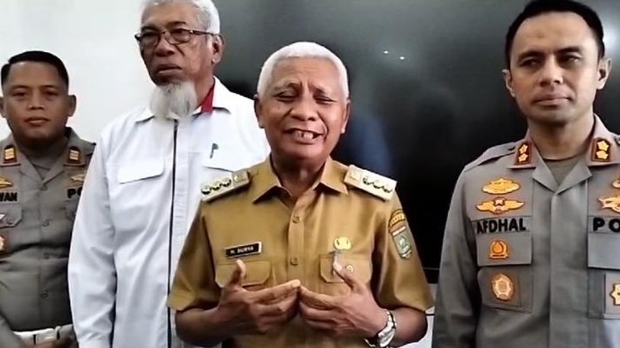 Bupati Asahan H Surya dikonfirmasi wartawan usai rapat koordinasi terkait persiapan operasional jalan tol Kisaran. (Istimewa)