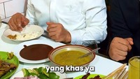 Cawapres Anies Baswedan ini juga mengunjungi Warung Sate Bang Saleh di Malang, Jawa Timur. Ia tampak menikmati sate kambing hingga gule kepala kambing. Foto: Instagram @cakiminow
