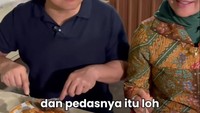 Saat berkunjung ke Surabaya, Cak Imin menikmati warung Sego Sambel Mak Yeye. Ia dan sang istri menikmati nasi iwak pe (ikan pari) dengan sambal yang melimpah. Foto: Instagram @cakiminow