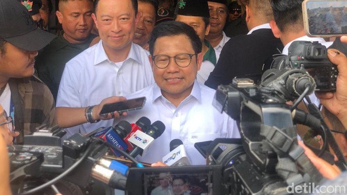 Cawapres nomor urut 1 Muhaimin Iskandar (Cak Imin) dan Co-captain Timnas AMIN Tom Lembong di Purawisata, Kota Jogja, Senin (29/1/2024).
