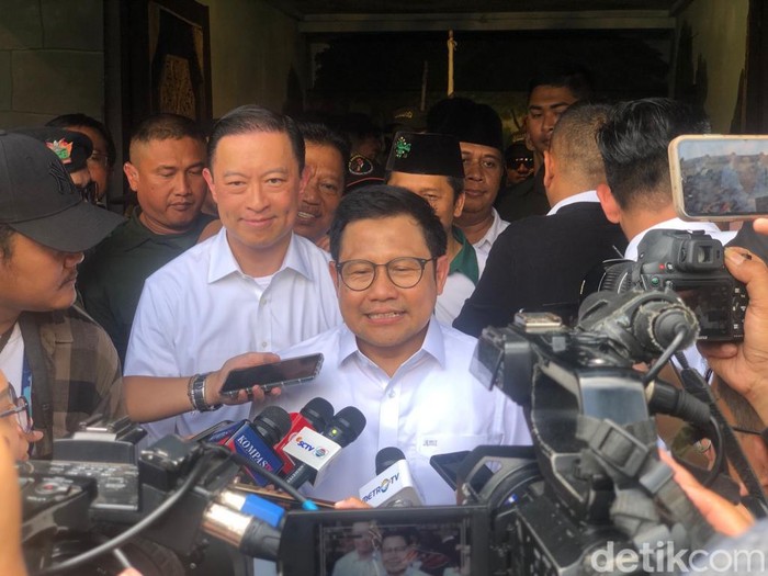 Cawapres nomor urut 1 Muhaimin Iskandar (Cak Imin) dan Co-captain Timnas AMIN Tom Lembong di Purawisata, Kota Jogja, Senin (29/1/2024).