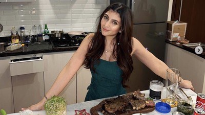 Cantiknya Sarah Keihl Saat Masak Steak hingga Coba Sempol Ayam