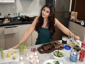 Cantiknya Sarah Keihl Saat Masak Steak hingga Coba Sempol Ayam