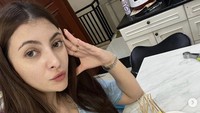 Tak melulu makanan mewah, kali ini Sarah Keihl pamer momen makan sempol. Terlihat ada juga telur gulung dan pelengkap saus cocolan. Foto: Instagram sarahkeihl