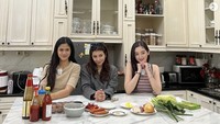 Selain masak steak, Sarah Keihl dan dua sahabatnya juga pernah masak nasi goreng gila. Mereka menamainya nasi goreng cegil. Foto: Instagram sarahkeihl