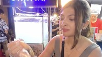Jalan-jalan ke Bangkok, Sarah Keihl mencoba dancing shrimp dan squid shot yang tergolong ekstrem. Ternyata ia berani lho! Foto: Instagram sarahkeihl