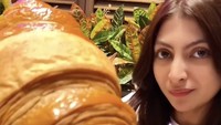 Kakak Fahira Almira ini rupanya mengikuti tren kuliner. Saat ada tren croissant jumbo, ia pun tak ketinggalan mencicipinya dengan cocolan cokelat. Foto: Instagram sarahkeihl