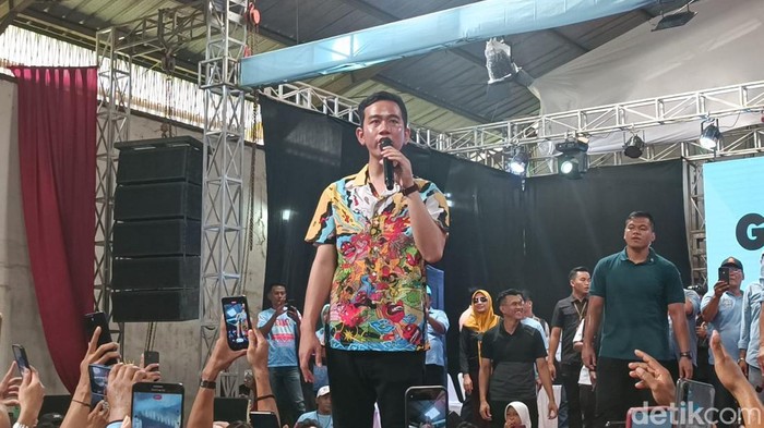Cawapres nomor urut 2 Gibran Rakabuming, bicara program makan siang gratis saat bertemu relawan petani bawang di Brebes, Jateng. (Adrial A/detikcom)