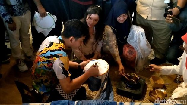 Cawapres nomor urut 2, Gibran Rakabuming Raka saat mengunjungi perajin batik di Kota Pekalongan, Senin (29/1/2024).